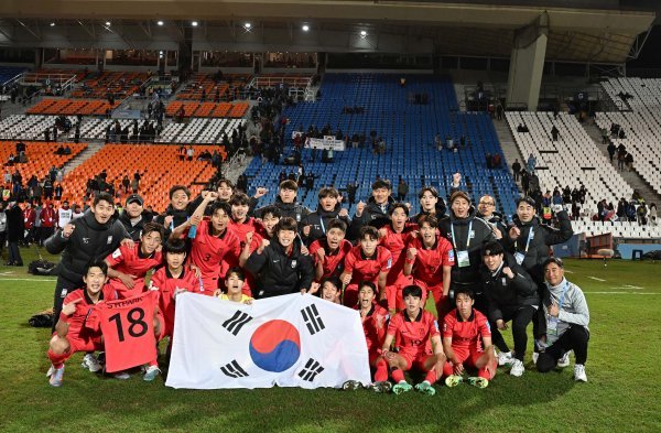 한국이 F조 2위로 2023 U-20 월드컵 16강에 올랐다. 김은중 감독이 이끄는 대표팀은 6월 2일(한국시간) 에콰도르와 16강전을 치른다. 29일 감비아전을 마친 뒤 태극기를 펼쳐놓고 환호하는 대표팀. 사진제공 | 대한축구협회