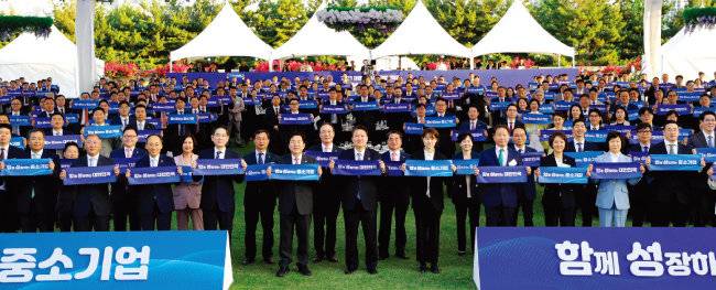 5월 23일 서울 용산 대통령실 청사 앞 잔디마당에서 열린 ‘2023 대한민국 중소기업인대회’에 윤석열 대통령(앞줄 가운데)과 주요 기업 회장들이 참석했다. 최정우 포스코그룹 회장은 이날 참석하지 않았다. [뉴시스]