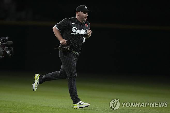 혈액암 이겨내고 빅리그 복귀전에 등판하러 불펜을 나오는 헨드릭스 [AP=연합뉴스]