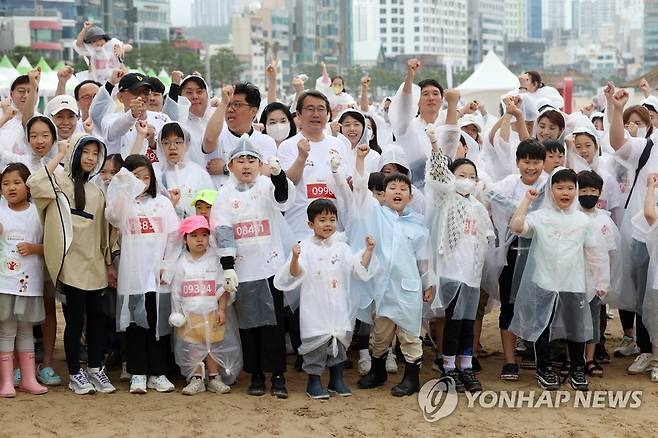 지구촌 어린이들을 위해 달린다 (부산=연합뉴스) 손형주 기자 = 29일 오전 부산 수영구 광안리해수욕장에서 열린 2023세이브더칠드런 국제어린이마라톤에서 참가자들이 파이팅을 외치고 있다. 이번 대회는 국제구호개발 비정부기구(NGO) 세이브더칠드런·국가기간뉴스통신사 연합뉴스가 주최하고 현대자동차 등이 후원했다. 1인당 대회 참가비 2만원은 우간다 식량 위기 대응 사업을 위해 사용된다. 2023.5.29 handbrother@yna.co.kr