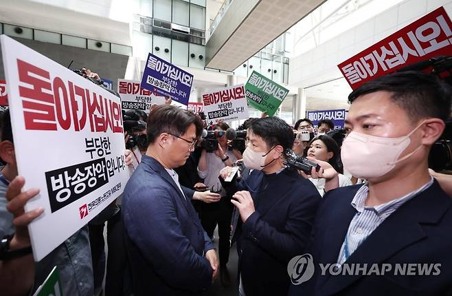 경찰, MBC 압수수색 시도 (서울=연합뉴스) 신준희 기자 = 한동훈 법무부 장관의 개인정보 유출 의혹과 관련 MBC 기자 임모씨를 압수수색 중인 경찰(오른쪽)이 30일 항의하는 노조원들 앞에서 신분증을 내밀며 MBC 사옥 진입을 시도하고 있다. 2023.5.30 hama@yna.co.kr