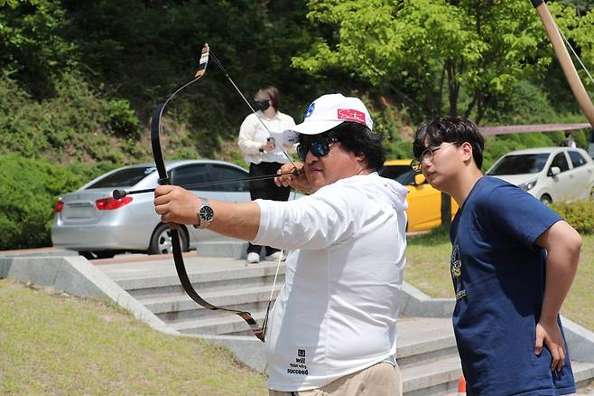 송곡대학교 활쏘기 부스에서 체험 중인 시민들 [촬영 강태현]