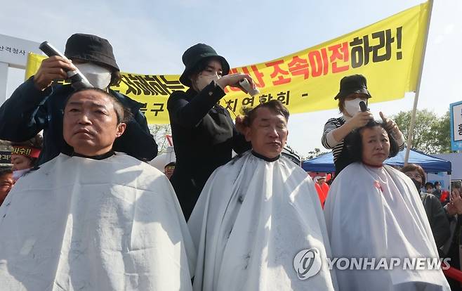 '달성 이전 반대' 삭발식 [연합뉴스 자료사진]