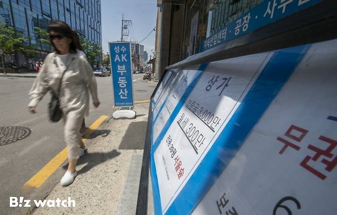 'MZ 핫플'로 알려진 서울 성수 상업시설(상가)의 평균 매매가가 서울 전체 평균의 최대 2배에 육박하는 것으로 나타났다. 사진은 31일 성수동 모습./사진=이명근 기자 qwe123@