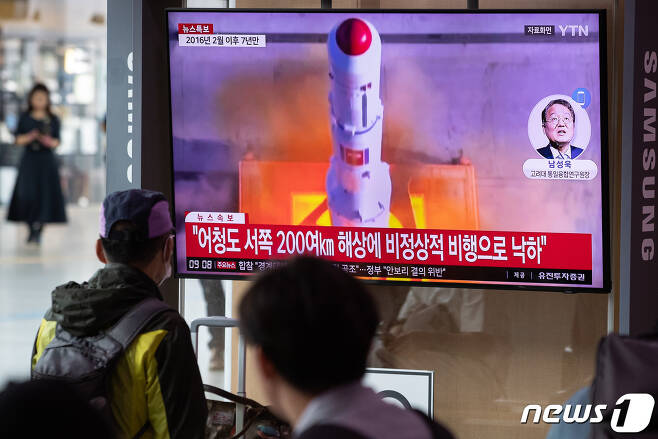 북한이 '우주 발사체'를 발사한 31일 서울역에서 시민들이 관련 뉴스를 시청하고 있다. 2023.5.31/뉴스1 ⓒ News1 유승관 기자