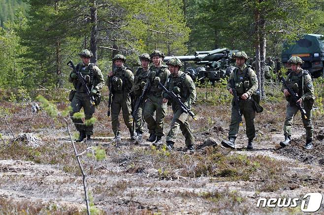 30일(현지시간) 핀란드 북부 로바야르비에서 열린 '노던포레스트' 훈련 중 핀란드 군인들이 걷고 있다. 2023.05.30/뉴스1 ⓒ 로이터=뉴스1 ⓒ News1 김민수 기자