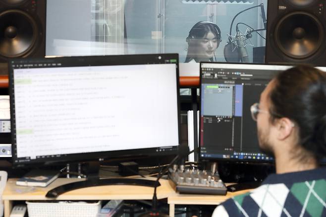 KT '아나운서 AI 보이스' 제작을 위해 서울의 한 스튜디오에서 MBC 박소영 아나운서가 본인의 음성을 녹음하고 있다. (KT 제공)