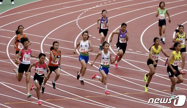 전국소년체전 400m 계주 경기 모습. 충남선발 학생선수들이 맨 왼쪽 레인에서 달리고 있다.(충남교육청 제공)/뉴스1