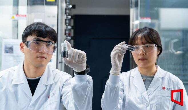LG화학 탄소나노튜브 개발팀 연구원들이 탄소나노튜브 제품을 살펴보고 있다.