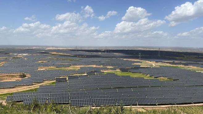 지난 30일 찾은 중국 네이멍구자치구 어얼둬쓰 중남부의 기(旗)급 단위 이진훠러 지역. 한눈에 끝을 가늠하기 어려울 정도의 태양광 패널이 초원을 뒤덮고 있다. (사진 출처= 김현정 특파원)