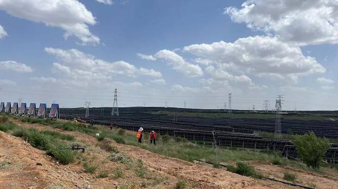 지난 30일 찾은 중국 네이멍구자치구 어얼둬쓰 중남부의 기(旗)급 단위 이진훠러 지역. 태양광 패널 인근에서 인부들이 작업을 하고 있다. (사진 출처= 김현정 특파원)