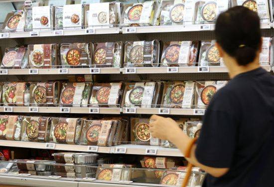 서울의 한 대형마트 밀키트 매대에서 고객이 제품을 둘러보고 있다.[이미지출처=연합뉴스]