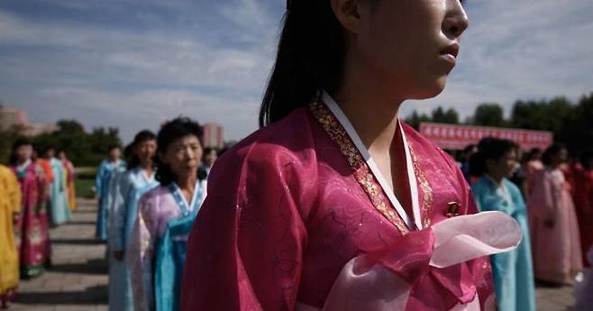 2018년 9월 한복을 차려입은 북한여성들이 평양 외곽에서 열린 ‘조선의 평화와 번영, 통일을 위한 국제 행군’에 참여하고 있다. [이미지출처=AFP·Getty image]