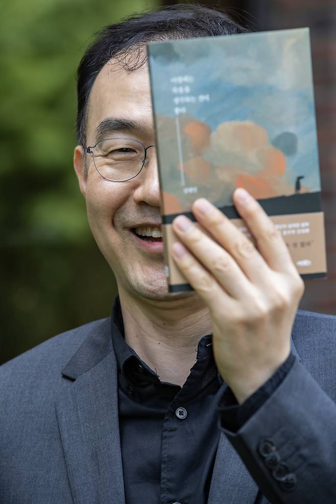 서울대학교 김영민 교수가 책으로 얼굴 반쪽을 가리고 있다. /이태경 기자