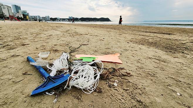 지난 26일 오전 8시쯤 경북 포항시 영일대해수욕장에 밤 사이 파도를 타고 해변에 올라온 쓰레기들이. 밧줄, 플라스틱 도구, 폭죽 포장지 등 각종 쓰레기들이 해조류와 뒤엉켜 있는 모습이다. 포항시 두호동은 매일 아침 인력을 동원해 해수욕장의 쓰레기를 치우고 있다. /김태호 기자