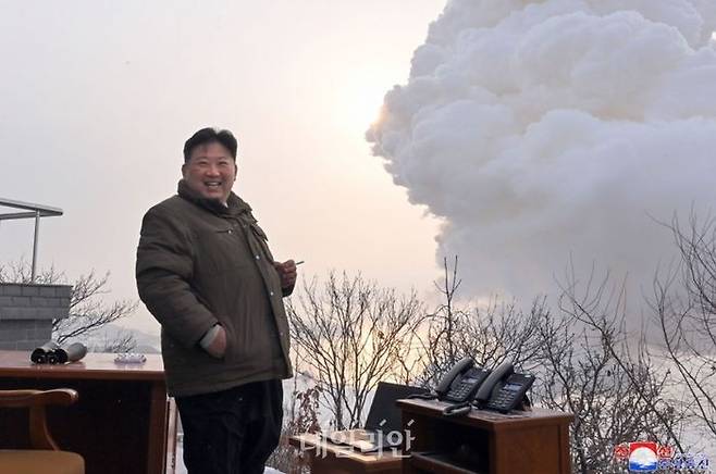 김정은 북한 국무위원장이 평안북도 철산군 동창리 서해 위성 발사장에서 엔진 시험에 흡족해 하고 있다.(자료사진) ⓒ조선중앙통신