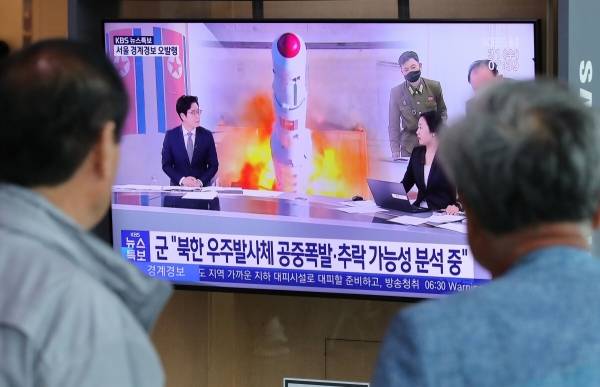 ▲합참은 31일 오전 북한이 남쪽 방향으로 우주발사체를 발사했다고 발표했다.북한이 위성 탑재를 주장한 발사체를 쏜 것은 지난 2016년 2월 광명성호 이후 7년 만이다. 사진은 31일 오전 서울 중구 서울역 대합실에서 시민들이 관련 뉴스를 시청하는 모습. (뉴시스)