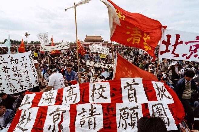 1989년 5월13일：대학생들이 톈안먼 광장에 모여 중국 정부에 대화를 요구하며 단식 투쟁을 시작했다. AFP 연합뉴스