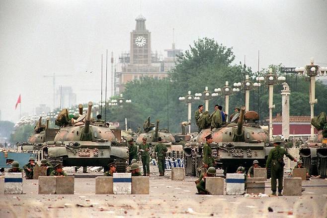 6월6일: 인민해방군 탱크가 톈안먼으로 향하는 창안대로 입구를 봉쇄하고 있다. AFP 연합뉴스