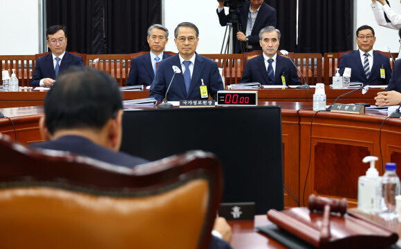 김규현 국가정보원장이 31일 오후 국회에서 열린 정보위원회 전체회의에 출석해 회의 시작을 기다리고 있다. 공동취재사진