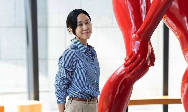 배우 창작자인 황은후 씨. 연기를 시작할 당시 그는 ‘배우는 백지 상태의 몸을 지녀야 한다’고만 생각했다. 지금은 자기 몸을 낯선 감각에 열어놓은 채 자신의 감각과 만나게 한다. 그로써 자신이 연기해야 할 인물을 이해한다.