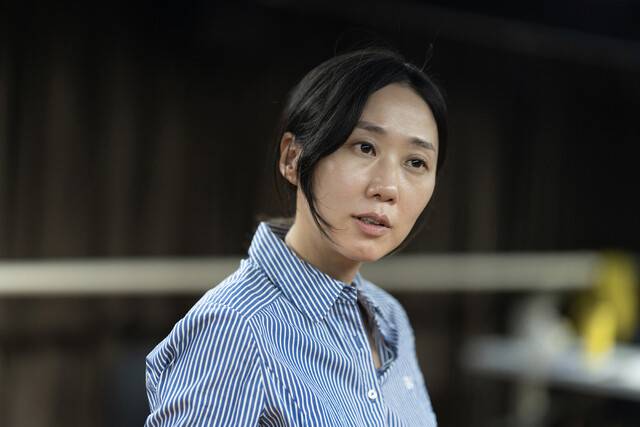 연극 <너의 왼손이 나의 왼손과 그의 왼손을 잡을 때>(정진새 작)를 연습 하는 배우 황은후.