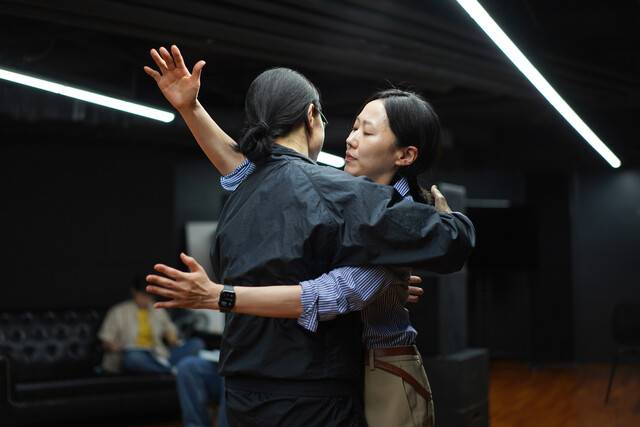연극 <너의 왼손이 나의 왼손과 그의 왼손을 잡을 때>(정진새 작)를 연습 하는 배우들.