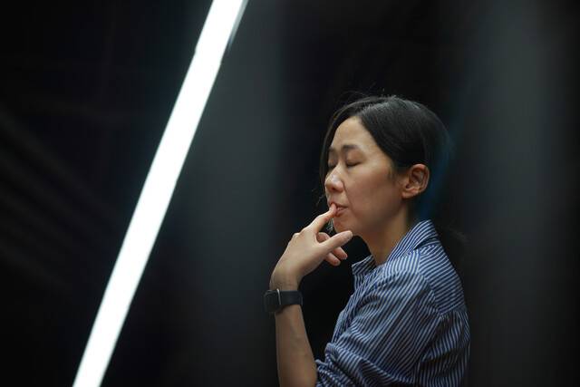 연극 <너의 왼손이 나의 왼손과 그의 왼손을 잡을 때>(정진새 작)를 연습 하는 배우 황은후.