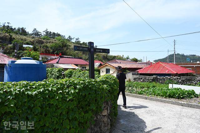 낮은 집들 사이로 아기자기하게 이어지는 우이도 돈목마을 골목.