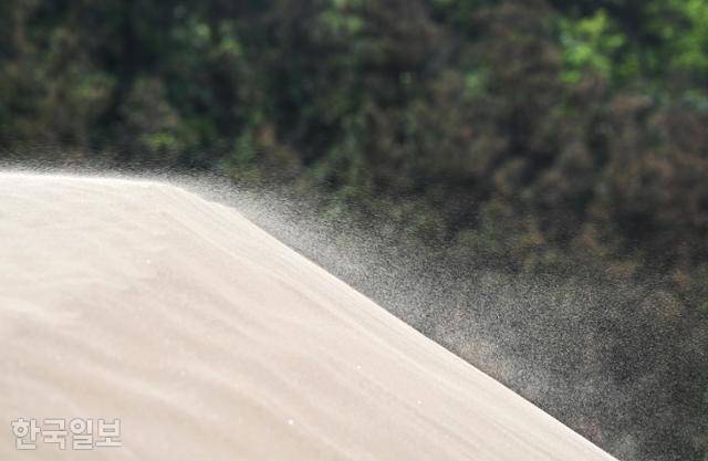 우이도 풍성사구 꼭대기에는 항상 바람이 일어 모래를 실어 나른다.
