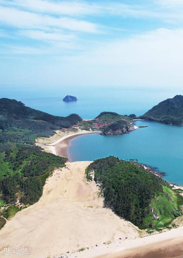 우이도 풍성사구는 돈목해변과 성촌해변에서 계절 따라 방향을 바꾸는 바람에 실려 온 모래가 빚은 자연의 작품이다.