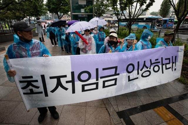 청소노동자들이 18일 서울역 인근에서 '올려라 최저임금, 보장하라 실질임금 청소노동자 한마당'을 열고 최저임금 인상을 촉구하며 행진하고 있다. 뉴스1