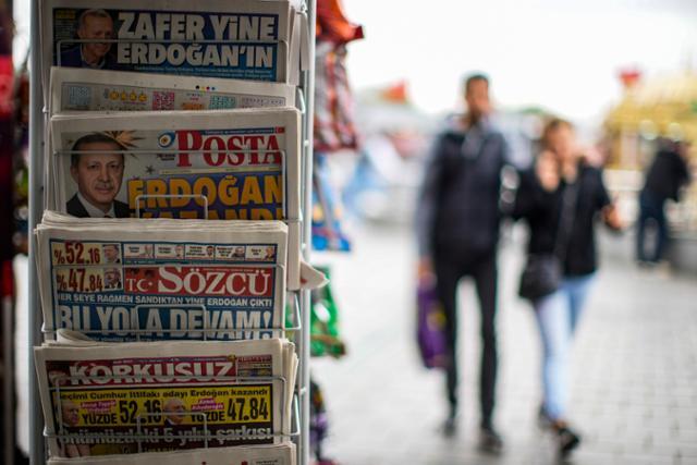 29일 튀르키예 이스탄불 거리의 가판대에 전날 대선 결선 투표에서 레제프 타이이프 에르도안 대통령이 승리했다는 뉴스를 게재한 신문들이 진열돼 있다. 이스탄불=AP 연합뉴스