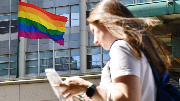 모스크바 주재 영국 대사관에 걸린 LGBT 상징 무지개 깃발 [타스 연합뉴스 자료사진]