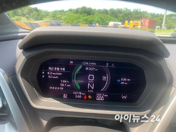 아우디 'Q4 e-트론'의 공식 전비는 4.3㎞/㎾h지만 실제 시승 구간에서는 약 6.2kWh를 기록했다. [사진=김종성 기자]