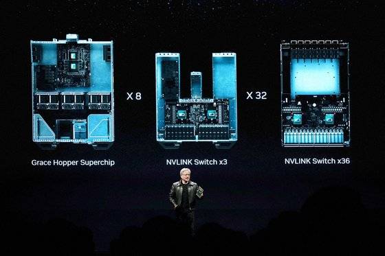 지난 29일 대만 에서 열린 컴퓨텍스 2023 박람회에서 젠슨 황 엔비디아 CEO는 신제품인 AI 수퍼컴퓨터 DGX GH200을 공개했다. [AFP=연합뉴스]