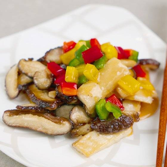 표고버섯과 새송이버섯을 팬에 구운 후 새콤달콤한 탕수 소스를 끼얹은 버섯탕수. 사진 쿠킹