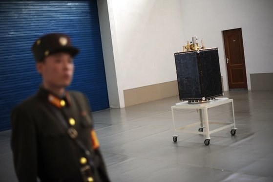 북한이 2012년 4월 평안북도 철산군 동창리 서해 위성 발사장에서 외신 기자들에게 공개한 '광명성-3호' 인공위성의 모습. AFP, 연합뉴스