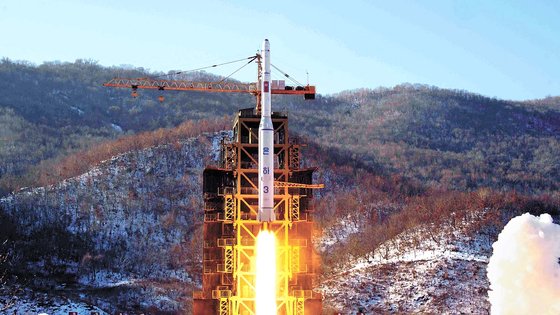 북한이 2012년 12월 동창리 서해위성발사장에서 장거리 로켓 '은하 3호'를 발사하는 모습. 연합뉴스