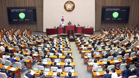 지난 25일 서울 여의도 국회에서 열린 제406회국회(임시회) 제1차 본회의에서 전세사기 피해자들에게 금융 지원을 확대하는 등 내용이 담긴 '전세 사기 피해자 지원 및 주거 안정에 관한 특별법' 이 통과됐다. [뉴스1]