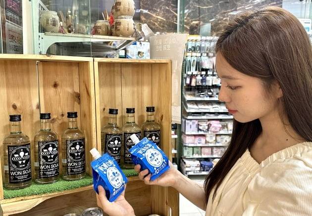 편의점 GS25의 플래그십 스토어 도어투성수에 열린 원소주 투고 팝업스토어./ GS리테일 제공