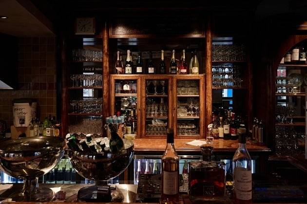 공간 내부는 영국 런던의 펍을 연상케한다.  (사진=내궁)
