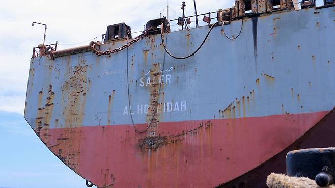 30일(현지시간) 예멘 항구도시 호데이다 인근 바다에 표류 중인 유조선 ‘세이퍼’ 선체가 녹슬어 있다. 로이터연합뉴스