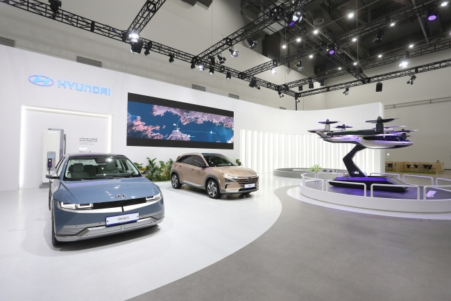 대구광역시 엑스코(EXCO)에서 2021년 10월 열린 ‘대구 국제 미래자동차 엑스포 2021’에 전시된 전기차 아이오닉 5(왼쪽)과 수소차 넥쏘. 연합뉴스
