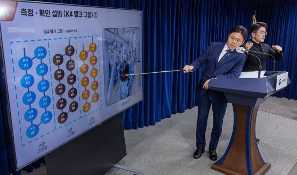 후쿠시마 원전 오염수 전문가 현장 시찰단 단장인 유국희 원자력위원회 위원장이 31일 오전 서울 종로구 정부서울청사에서 후쿠시마 등 일본 현지에서 진행한 현장 시찰단 주요 활동 결과를 발표하고 있다. 연합뉴스
