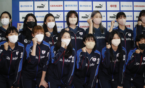 The Korean women's national volleyball team poses for a photo at Incheon International Airport in Incheon on May 22 before their departure to Turkey. [NEWS1]