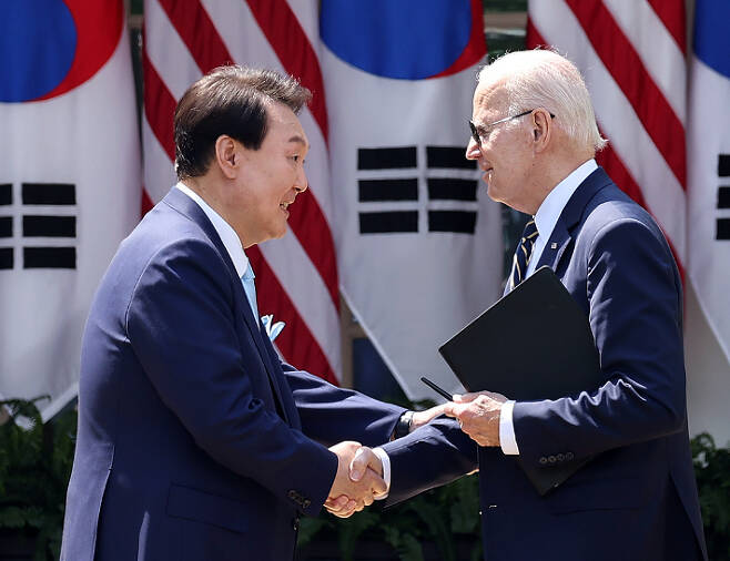 미국을 국빈 방문한 윤석열 대통령과 조 바이든 미국 대통령이 26일(현지시간) 워싱턴DC 백악관 로즈가든에서 열린 공동 기자회견에서 악수하고 있다.&nbsp; &nbsp;연합뉴스
