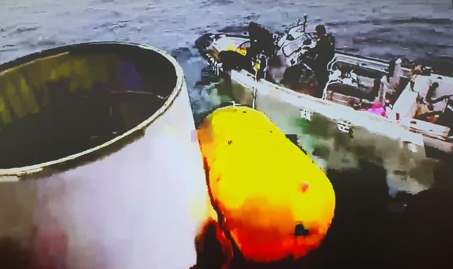 합동참모본부는 북한이 발사한 이른바 우주발사체 일부를 해상에서 인양하고 있다고 31일 밝혔다. 사진은 '북 주장 우주발사체' 일부로 추정되는 물체. 연합뉴스