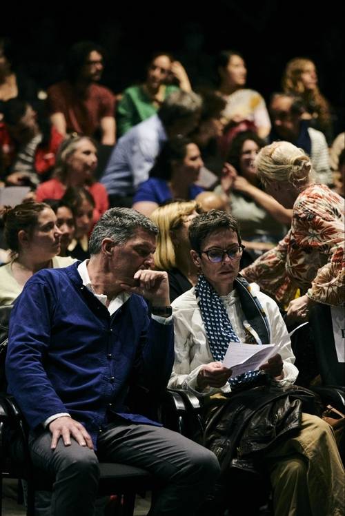 그녀의 공연에 귀를 기울이는 파리 현지인들