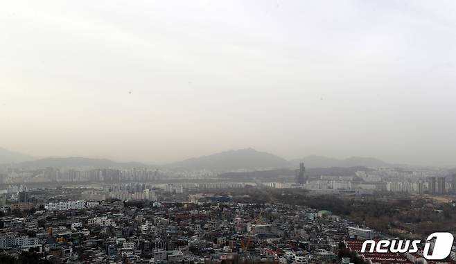 중국발 황사가 찾아왔던 지난달 24일 오전 서울 남산에서 바라본 도심 /사진=뉴스1